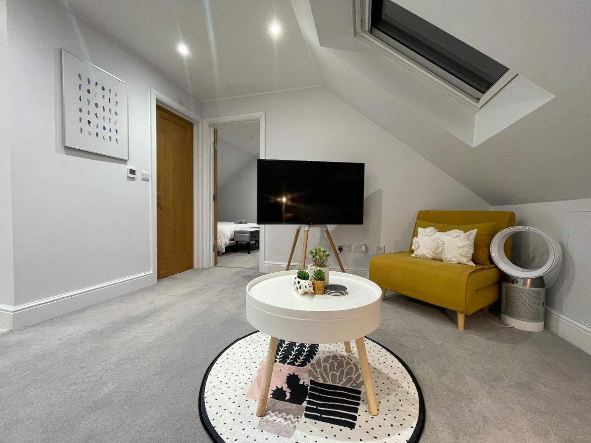 Unique Luxury Detached Apartment In Windsor That Sleeps 4 Exterior foto
