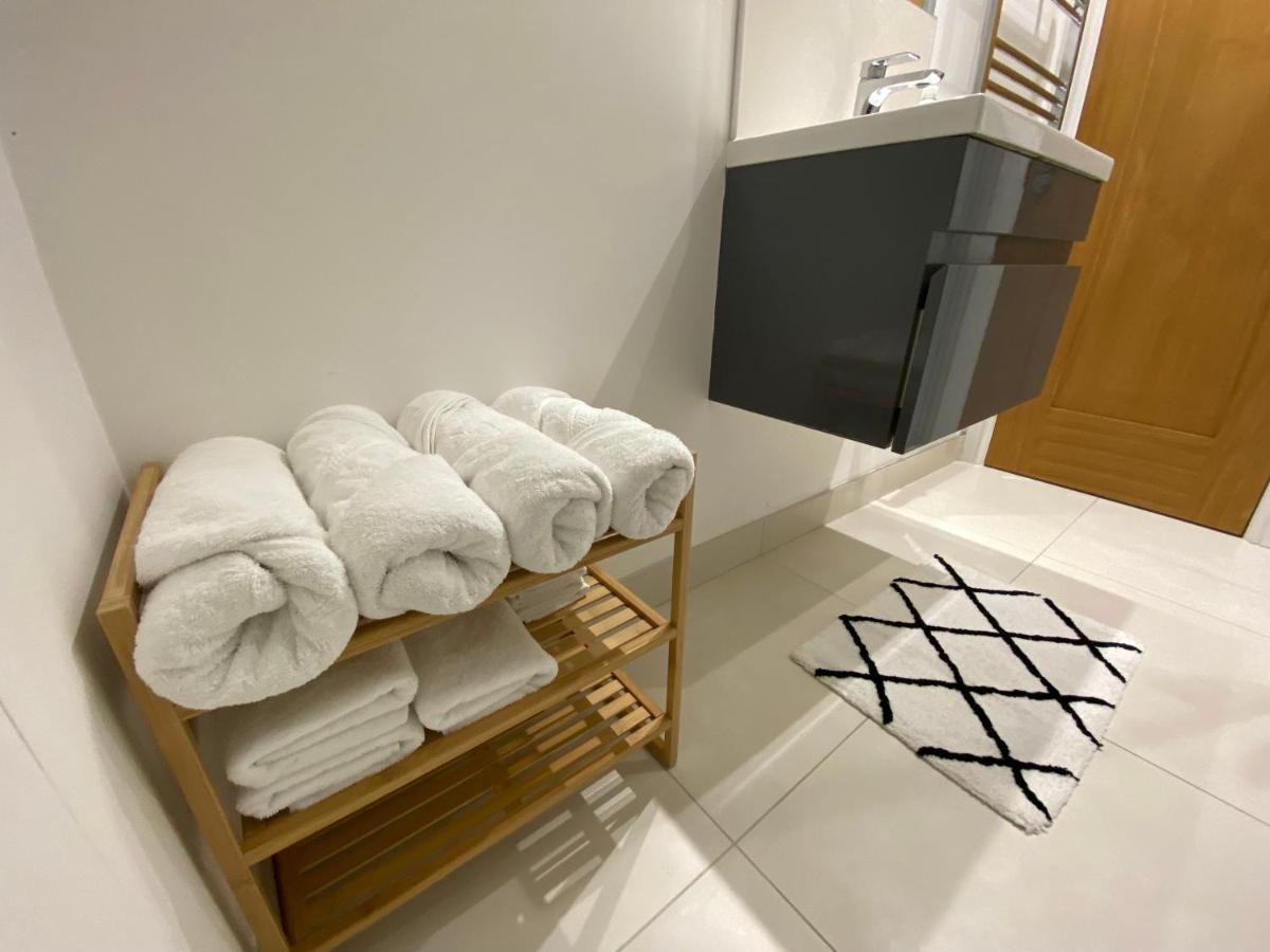 Unique Luxury Detached Apartment In Windsor That Sleeps 4 Exterior foto